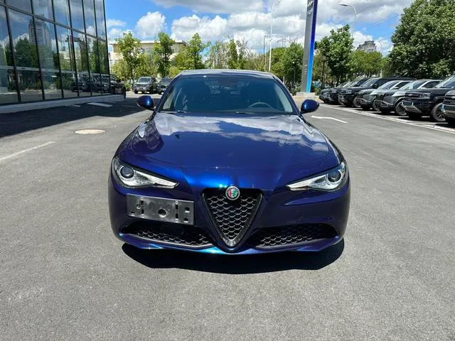 Alfa Romeo Giulia 2017 2.0T 280HP Edición de lujo exterior foto 2 Alfa Romeo Giulia 2017 2.0T 280HP Edición de lujo exterior foto 2