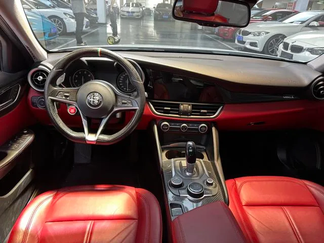 Alfa Romeo Giulia 2017 2.0T 200HP Edición de lujo exterior foto 6 Alfa Romeo Giulia 2017 2.0T 200HP Edición de lujo exterior foto 6