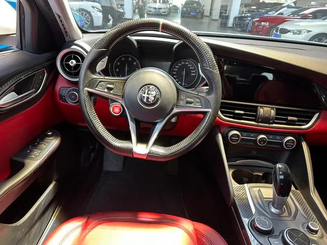 Alfa Romeo Giulia 2017 2.0T 200HP Edición de lujo exterior foto 9 Alfa Romeo Giulia 2017 2.0T 200HP Edición de lujo exterior foto 9