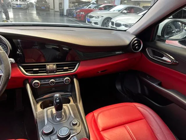 Alfa Romeo Giulia 2017 2.0T 200HP Edición de lujo interior foto 10 Alfa Romeo Giulia 2017 2.0T 200HP Edición de lujo interior foto 10