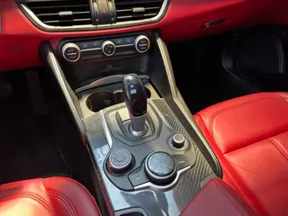 Alfa Romeo Giulia 2017 2.0T 200HP Edición de lujo interior foto 11 Alfa Romeo Giulia 2017 2.0T 200HP Edición de lujo interior foto 11
