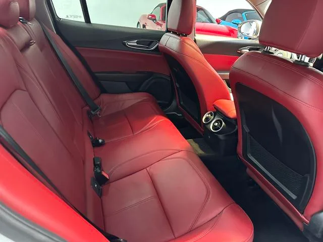 Alfa Romeo Giulia 2017 2.0T 200HP Edición de lujo interior foto 12 Alfa Romeo Giulia 2017 2.0T 200HP Edición de lujo interior foto 12