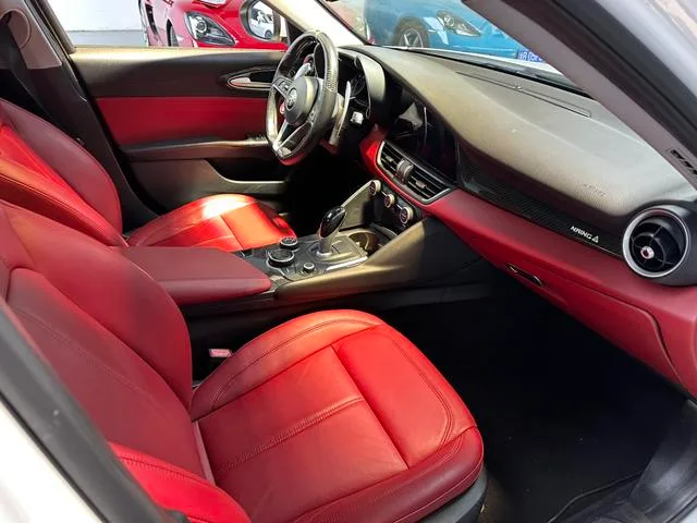 Alfa Romeo Giulia 2017 2.0T 200HP Edición de lujo interior foto 14 Alfa Romeo Giulia 2017 2.0T 200HP Edición de lujo interior foto 14
