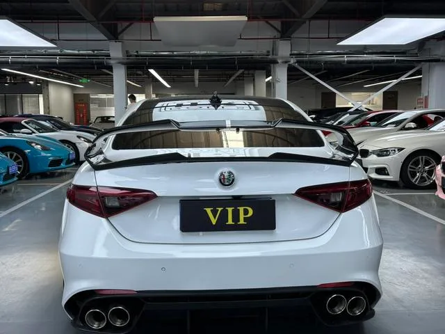 Alfa Romeo Giulia 2017 2.0T 200HP Edición de lujo interior foto 17 Alfa Romeo Giulia 2017 2.0T 200HP Edición de lujo interior foto 17