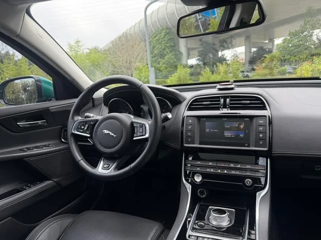 Alfa Romeo Stelvio 2017 2.0T 280HP Edición de lujo exterior foto 10 Alfa Romeo Stelvio 2017 2.0T 280HP Edición de lujo exterior foto 10