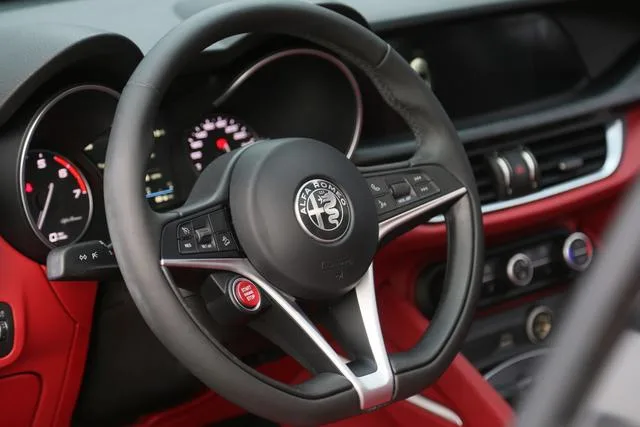 Alfa Romeo Stelvio 2017 2.0T 200HP Luxury Edition interior photo 13 Alfa Romeo Stelvio 2017 2.0T 200HP Luxury Edition interior photo 13