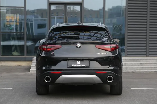 Alfa Romeo Stelvio 2017 2.0T 200HP Luxury Edition interior photo 15 Alfa Romeo Stelvio 2017 2.0T 200HP Luxury Edition interior photo 15