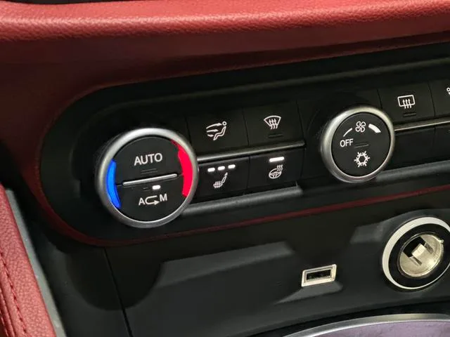 Alfa Romeo Stelvio 2017 2.0T 200HP Luxury Edition interior photo 16 Alfa Romeo Stelvio 2017 2.0T 200HP Luxury Edition interior photo 16