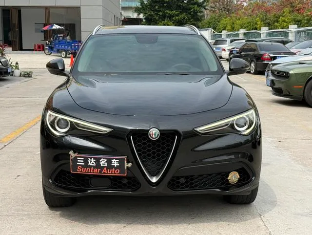 Alfa Romeo Stelvio 2017 2.0T 200HP Version de luxe extérieur photo 2 Alfa Romeo Stelvio 2017 2.0T 200HP Version de luxe extérieur photo 2