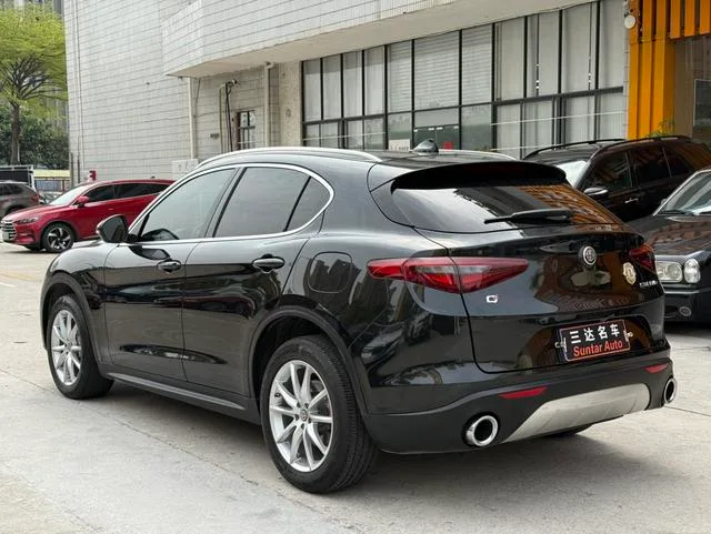 Alfa Romeo Stelvio 2017 2.0T 200HP Version de luxe extérieur photo 4 Alfa Romeo Stelvio 2017 2.0T 200HP Version de luxe extérieur photo 4