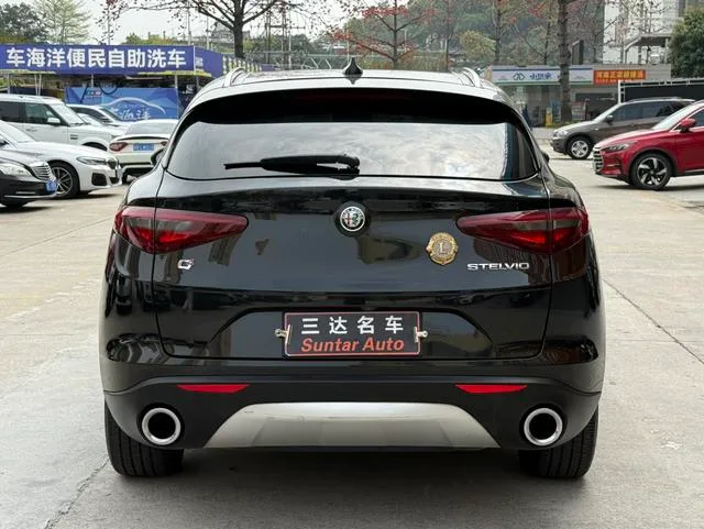 Alfa Romeo Stelvio 2017 2.0T 200HP Version de luxe extérieur photo 5 Alfa Romeo Stelvio 2017 2.0T 200HP Version de luxe extérieur photo 5