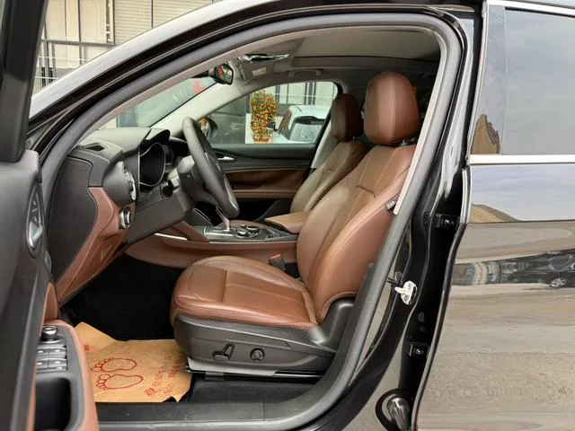 Alfa Romeo Stelvio 2017 2.0T 200HP Version de luxe intérieur photo 11 Alfa Romeo Stelvio 2017 2.0T 200HP Version de luxe intérieur photo 11