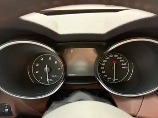 Alfa Romeo Stelvio 2017 2.0T 200HP Version de luxe intérieur photo 13 Alfa Romeo Stelvio 2017 2.0T 200HP Version de luxe intérieur photo 13