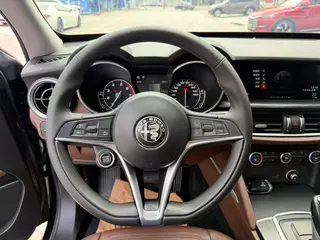 Alfa Romeo Stelvio 2017 2.0T 200HP Version de luxe intérieur photo 14 Alfa Romeo Stelvio 2017 2.0T 200HP Version de luxe intérieur photo 14