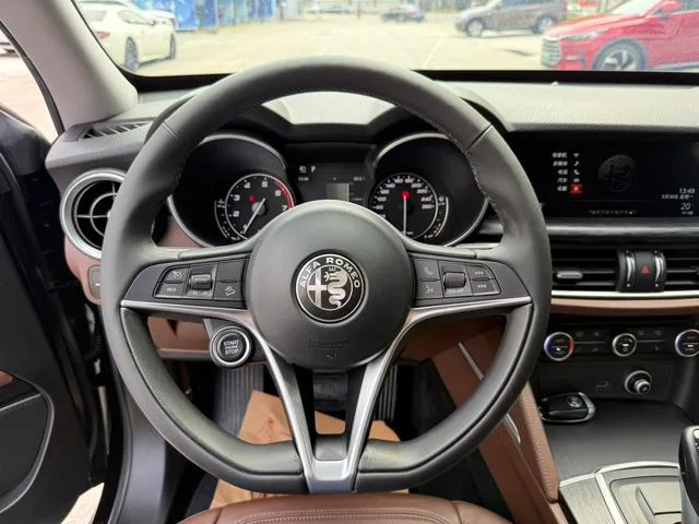 Alfa Romeo Stelvio 2017 2.0T 200HP Version de luxe intérieur photo 14 Alfa Romeo Stelvio 2017 2.0T 200HP Version de luxe intérieur photo 14