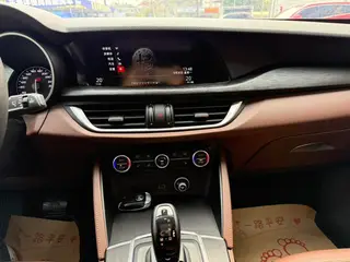 Alfa Romeo Stelvio 2017 2.0T 200HP Version de luxe intérieur photo 15 Alfa Romeo Stelvio 2017 2.0T 200HP Version de luxe intérieur photo 15