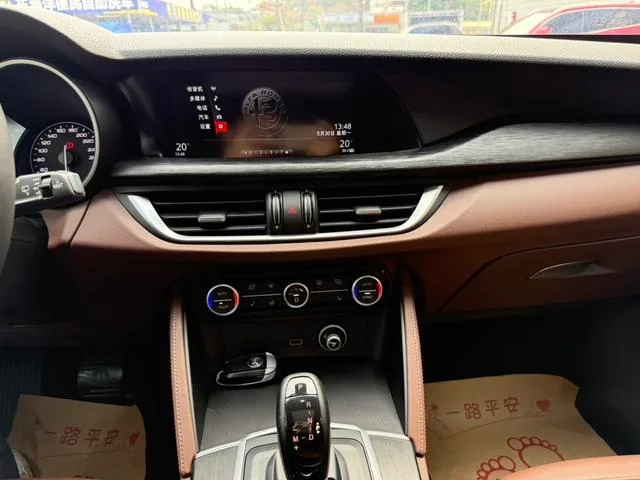 Alfa Romeo Stelvio 2017 2.0T 200HP Version de luxe intérieur photo 15 Alfa Romeo Stelvio 2017 2.0T 200HP Version de luxe intérieur photo 15