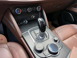 Alfa Romeo Stelvio 2017 2.0T 200HP Version de luxe intérieur photo 16 Alfa Romeo Stelvio 2017 2.0T 200HP Version de luxe intérieur photo 16