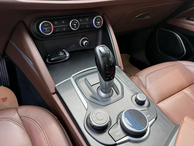 Alfa Romeo Stelvio 2017 2.0T 200HP Version de luxe intérieur photo 16 Alfa Romeo Stelvio 2017 2.0T 200HP Version de luxe intérieur photo 16