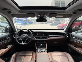 Alfa Romeo Stelvio 2017 2.0T 200HP Version de luxe intérieur photo 17 Alfa Romeo Stelvio 2017 2.0T 200HP Version de luxe intérieur photo 17
