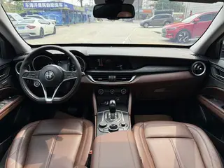 Alfa Romeo Stelvio 2017 2.0T 200HP Version de luxe intérieur photo 18 Alfa Romeo Stelvio 2017 2.0T 200HP Version de luxe intérieur photo 18