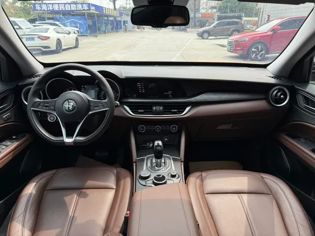 Alfa Romeo Stelvio 2017 2.0T 200HP Version de luxe intérieur photo 18 Alfa Romeo Stelvio 2017 2.0T 200HP Version de luxe intérieur photo 18