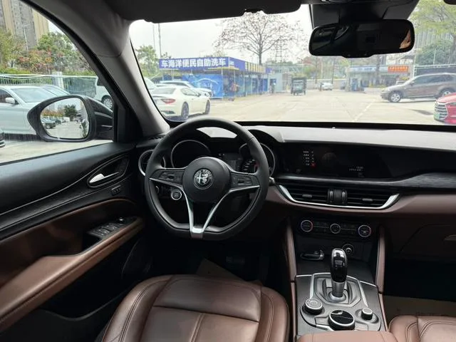 Alfa Romeo Stelvio 2017 2.0T 200HP Version de luxe intérieur photo 19 Alfa Romeo Stelvio 2017 2.0T 200HP Version de luxe intérieur photo 19