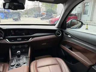 Alfa Romeo Stelvio 2017 2.0T 200HP Version de luxe intérieur photo 20 Alfa Romeo Stelvio 2017 2.0T 200HP Version de luxe intérieur photo 20