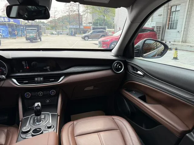 Alfa Romeo Stelvio 2017 2.0T 200HP Version de luxe intérieur photo 20 Alfa Romeo Stelvio 2017 2.0T 200HP Version de luxe intérieur photo 20