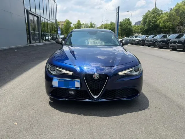 Alfa Romeo Giulia 2019 2.0T 280HP Version de luxe extérieur photo 2 Alfa Romeo Giulia 2019 2.0T 280HP Version de luxe extérieur photo 2