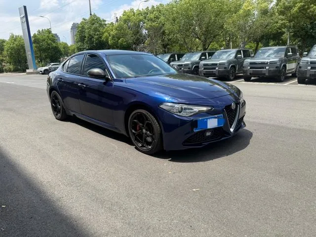 Alfa Romeo Giulia 2019 2.0T 280HP Version de luxe extérieur photo 3 Alfa Romeo Giulia 2019 2.0T 280HP Version de luxe extérieur photo 3