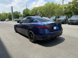 Alfa Romeo Giulia 2019 2.0T 280HP Version de luxe intérieur photo 9 Alfa Romeo Giulia 2019 2.0T 280HP Version de luxe intérieur photo 9