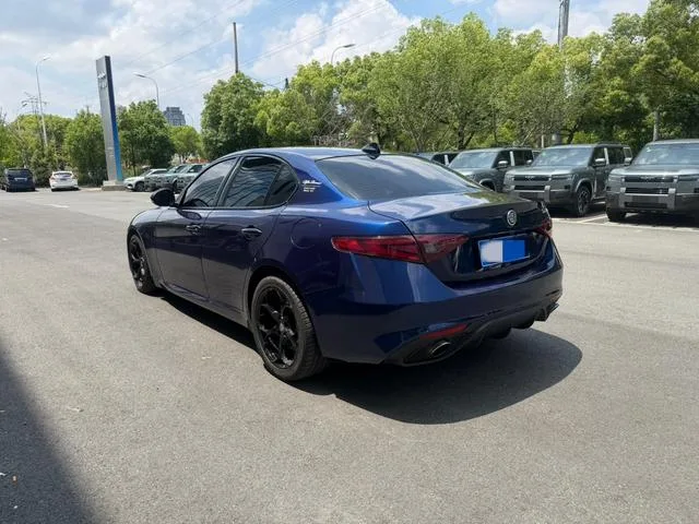 Alfa Romeo Giulia 2019 2.0T 280HP Version de luxe intérieur photo 9 Alfa Romeo Giulia 2019 2.0T 280HP Version de luxe intérieur photo 9