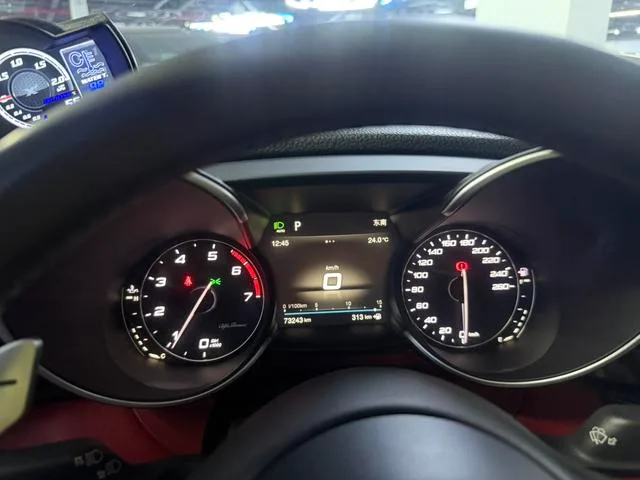 Alfa Romeo Giulia 2019 2.0T 280HP Version de luxe intérieur photo 12 Alfa Romeo Giulia 2019 2.0T 280HP Version de luxe intérieur photo 12
