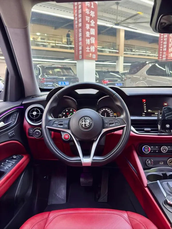 Alfa Romeo Stelvio 2017 2.0T 200HP Versión de élite interior foto 9 Alfa Romeo Stelvio 2017 2.0T 200HP Versión de élite interior foto 9