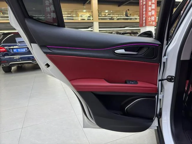 Alfa Romeo Stelvio 2017 2.0T 200HP Versión de élite interior foto 11 Alfa Romeo Stelvio 2017 2.0T 200HP Versión de élite interior foto 11
