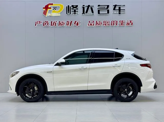 Alfa Romeo Stelvio 2017 2.0T 200HP Versión de élite interior foto 15 Alfa Romeo Stelvio 2017 2.0T 200HP Versión de élite interior foto 15