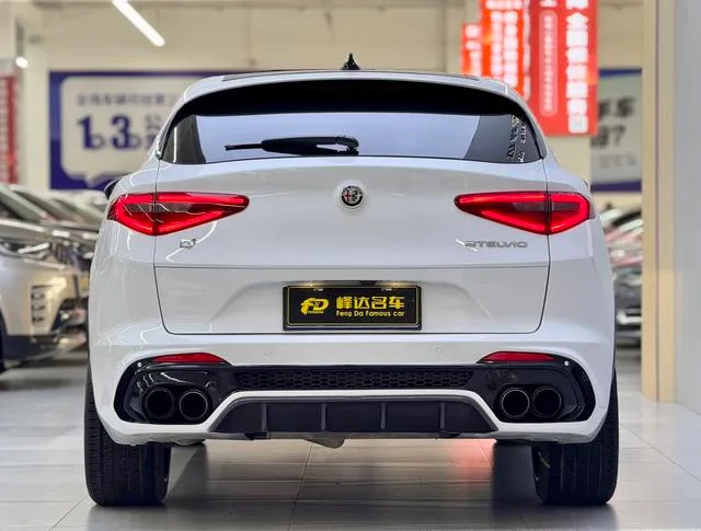 Alfa Romeo Stelvio 2017 2.0T 200HP Versión de élite interior foto 16 Alfa Romeo Stelvio 2017 2.0T 200HP Versión de élite interior foto 16
