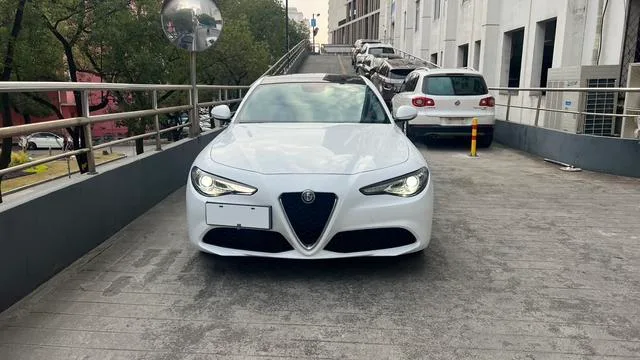 Alfa Romeo Giulia 2017 2.0T 200HP Elite Edition exterior photo 2 Alfa Romeo Giulia 2017 2.0T 200HP Elite Edition exterior photo 2