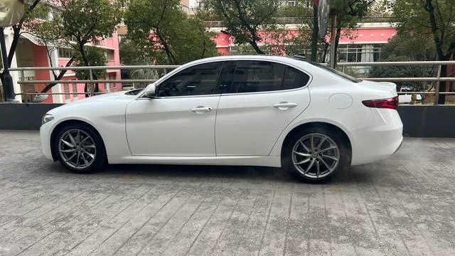 Alfa Romeo Giulia 2017 2.0T 200HP Elite Edition exterior photo 5 Alfa Romeo Giulia 2017 2.0T 200HP Elite Edition exterior photo 5