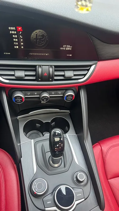 Alfa Romeo Giulia 2017 2.0T 200HP Elite Edition interior photo 12 Alfa Romeo Giulia 2017 2.0T 200HP Elite Edition interior photo 12