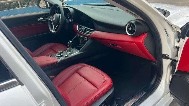 Alfa Romeo Giulia 2017 2.0T 200HP Elite Edition interior photo 14 Alfa Romeo Giulia 2017 2.0T 200HP Elite Edition interior photo 14