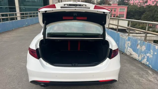 Alfa Romeo Giulia 2017 2.0T 200HP Elite Edition interior photo 18 Alfa Romeo Giulia 2017 2.0T 200HP Elite Edition interior photo 18