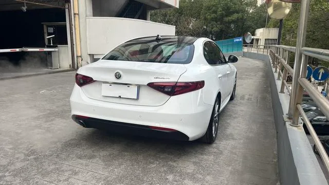 Alfa Romeo Giulia 2017 2.0T 200HP Elite Edition interior photo 19 Alfa Romeo Giulia 2017 2.0T 200HP Elite Edition interior photo 19