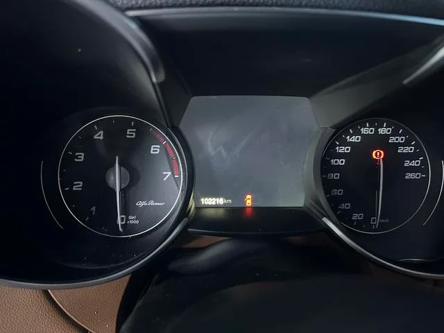 Alfa Romeo Giulia 2017 2.0T 280HP Edición de lujo interior foto 12 Alfa Romeo Giulia 2017 2.0T 280HP Edición de lujo interior foto 12