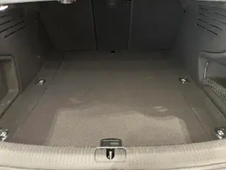 Audi A4L 2022 40 TFSI Модный и динамичный интерьер фото 6