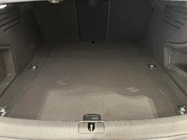 Audi A4L 2022 40 TFSI Модный и динамичный интерьер фото 6