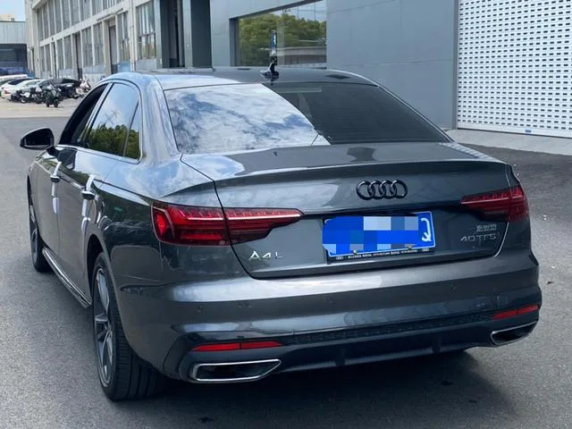 Audi A4L 2022 40 TFSI Модный и динамичный интерьер фото 11