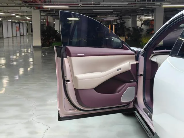 Xiaomi Auto YU7 2025 Long battery life high performance four-wheel drive Max version exterior photo 6 Xiaomi Auto YU7 2025 Long battery life high performance four-wheel drive Max version exterior photo 6