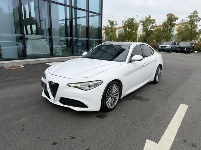 Alfa Romeo Giulia 2017 2.0T 280HP Version de luxe extérieur photo 1 Alfa Romeo Giulia 2017 2.0T 280HP Version de luxe extérieur photo 1